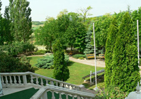 „A” épület, díszpark