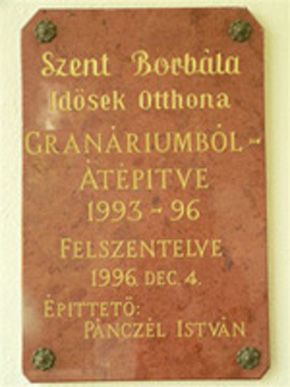 „A” épület, márványtábla